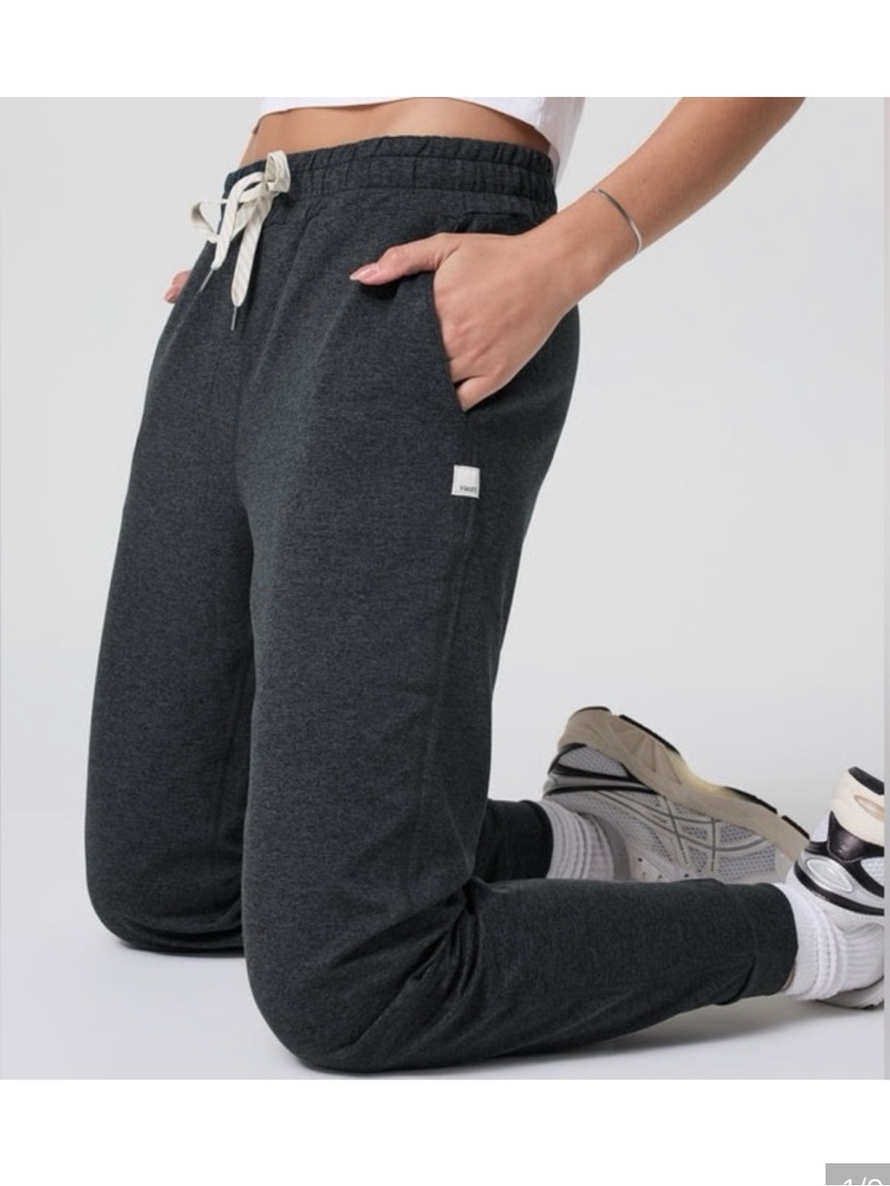 Vuori Performance Joggers Women’s Small Charcoal Heather DreamKnit Gray